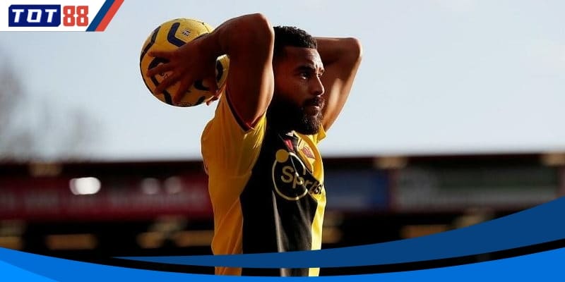 Pha tranh chấp bóng biên đầy căng thẳng giữa hai đội